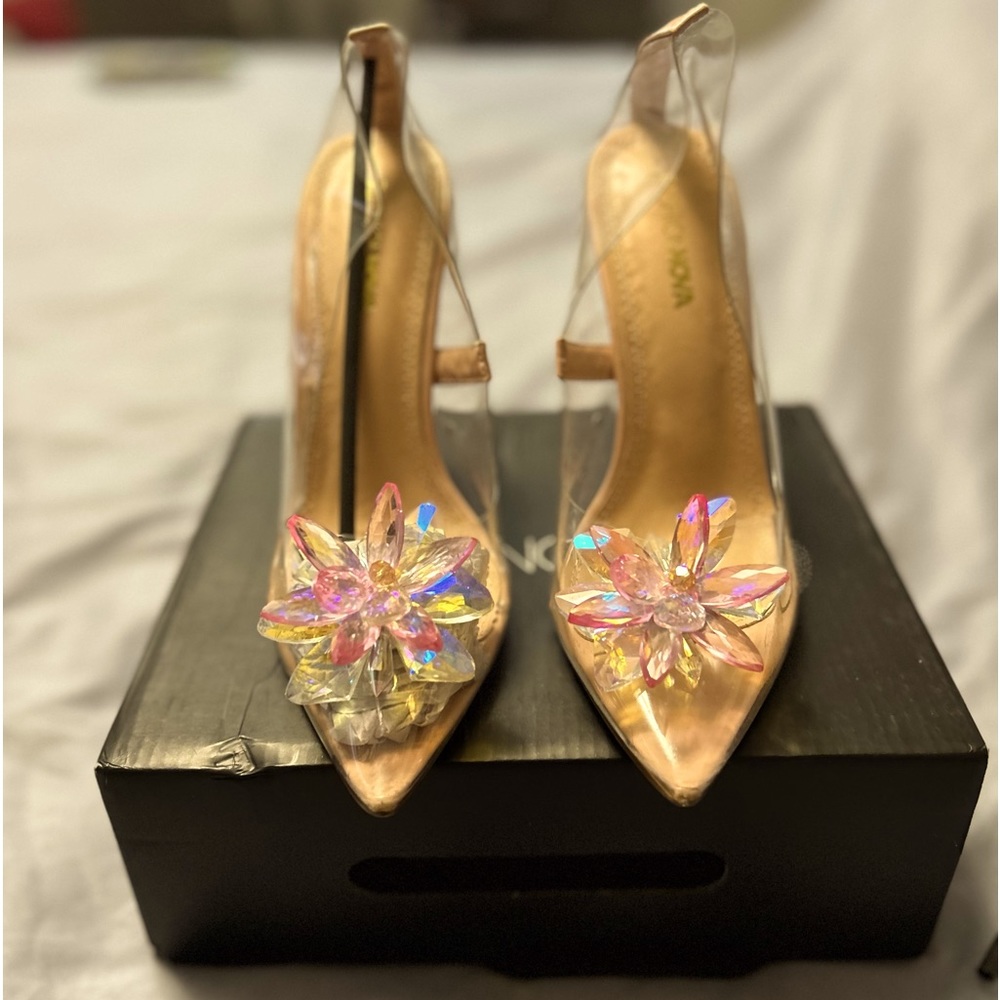 They are some cute fashion nova shoes, very comfortable size 6